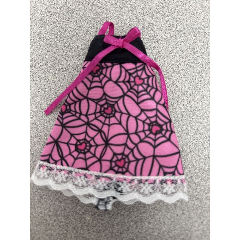 Monster High G3 Draculaura Buried Secrets Cozy Creepover Nightgown, Accessories - Picture 2 of 7